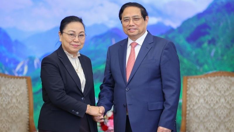 Премьер-министр Фам Минь Тьинь и Посол Лаоса Кхамфао Эрнтаван. Фото: Чан Хай