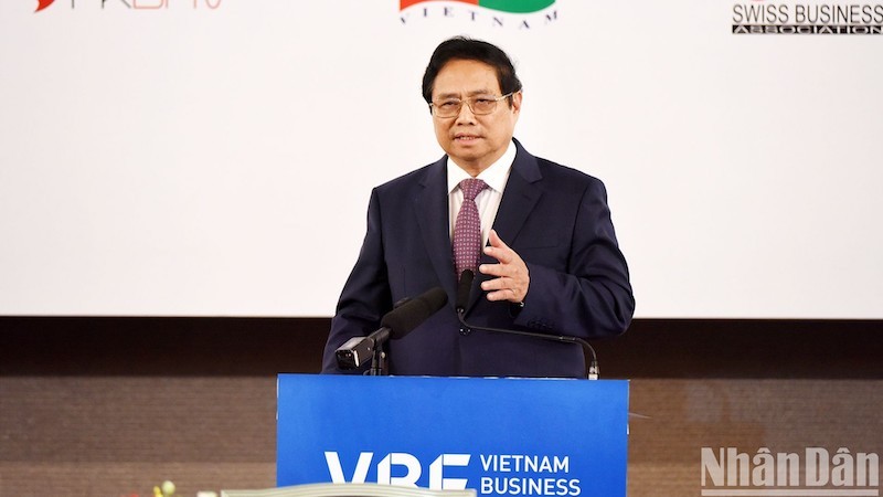Премьер-министр Фам Минь Тьинь выступает на мероприятии. Фото: Чан Хай
