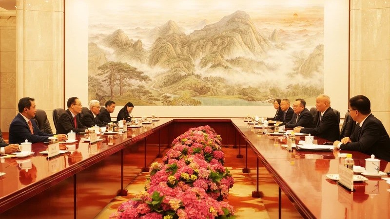 Общий вид встречи между товарищем Ле Хоай Чунг и товарищем Цай Ци.