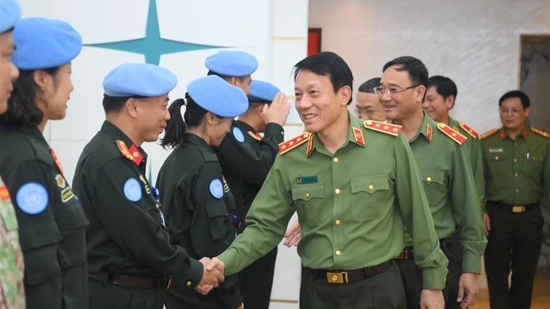 Генерал-полковником Лыонг Там Куанг и вьетнамские офицеры в Южном Судане.