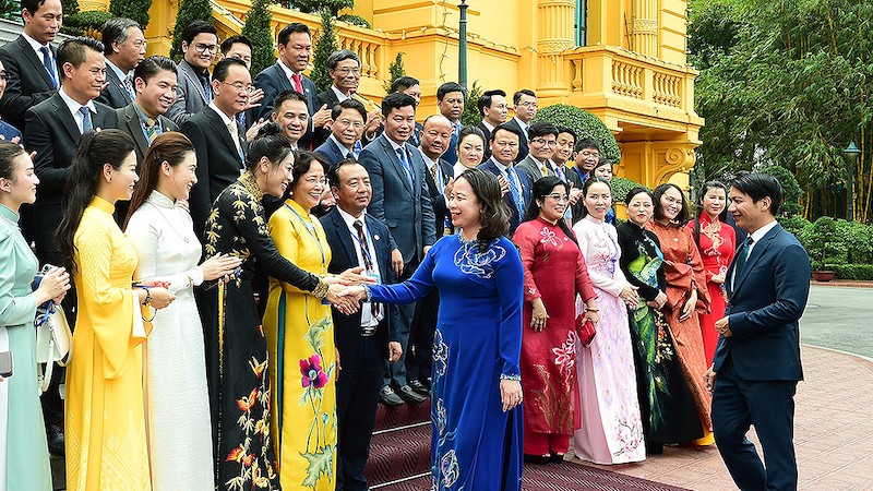 И.о. Президента Во Тхи Ань Суан встречается с молодыми предпринимателями.