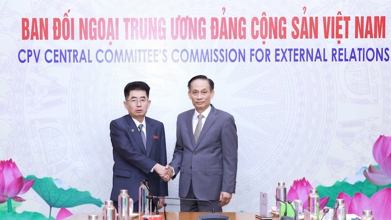 Товарищ Ле Хоай Чунг (справа) и товарищ Ким Сон Нам. Фото: ВИА