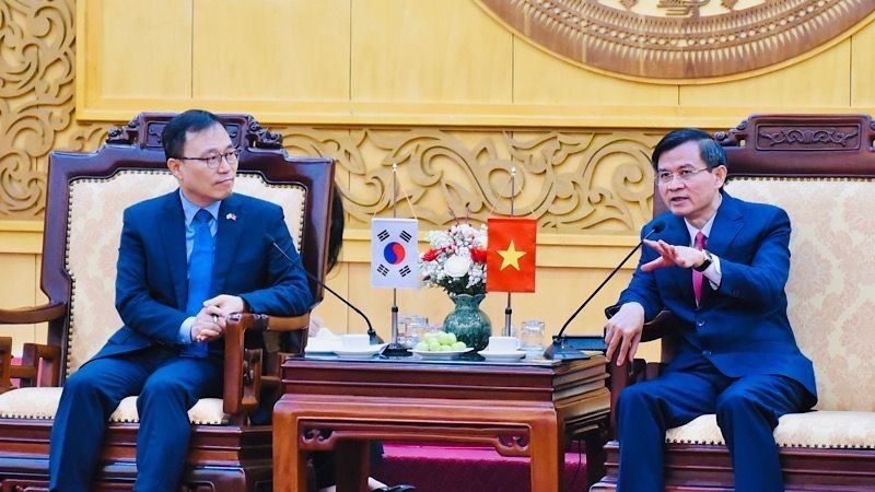 Секретарь парткома провинции Ниньбинь Доан Минь Хуан и Посол Южной Кореи во Вьетнаме Чхве Ен Сам. Фото: ВИА