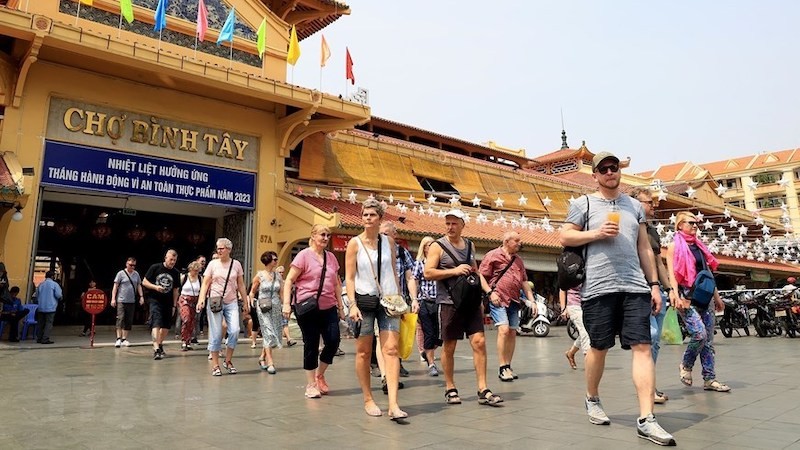 Иностранные туристы посещают рынок Биньтэй в г. Хошимине. Фото: ВИА