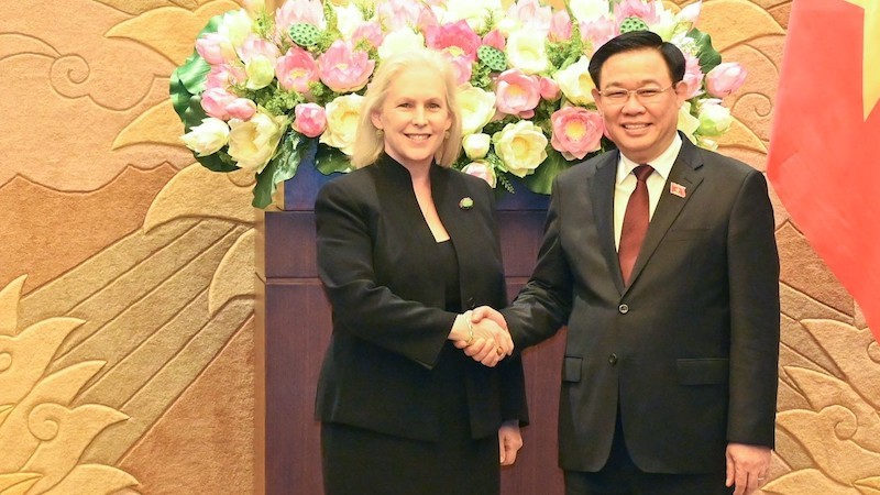 Председатель НС Выонг Динь Хюэ и сенатор Кристен Джиллибранд. Фото: Зюи Линь
