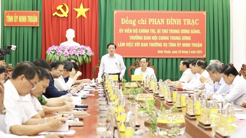 Глава Отдела ЦК КПВ по внутренним делам Фан Динь Чак выступает на рабочей встрече.