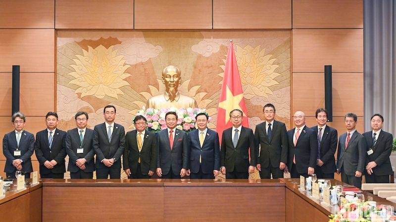 Председатель НС Выонг Динь Хюэ и члены Японской федерации бизнеса. Фото: Зюи Линь