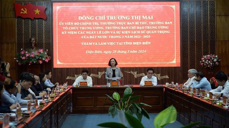 Товарищ Чыонг Тхи Май выступает на рабочей встрече.