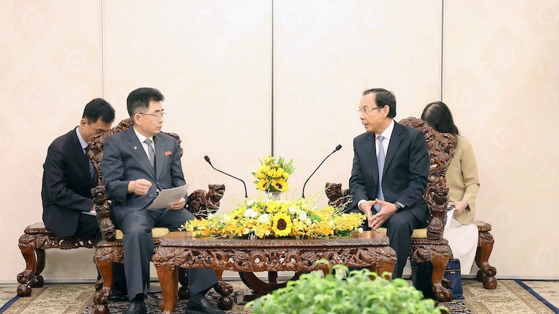 Секретарь парткома г. Хошимина Нгуен Ван Нэн и глава Международного отдела ТПК Ким Сон Нам. Фото: ВИА
