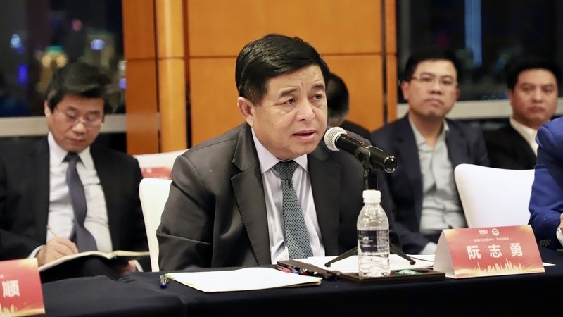 Министр планирования и инвестиций Нгуен Тьи Зунг выступает на беседе с руководителями финансовых компаний Шанхая.