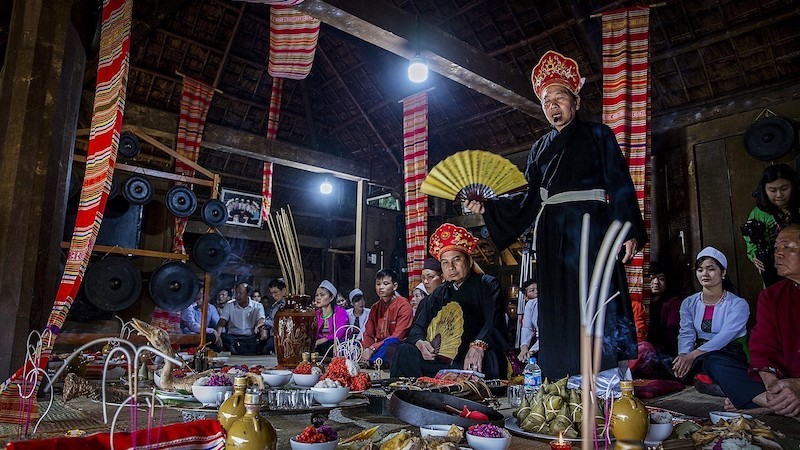 Шаман проводит ритуал Момыонг в провинции Хоабинь. Фото: ВИА