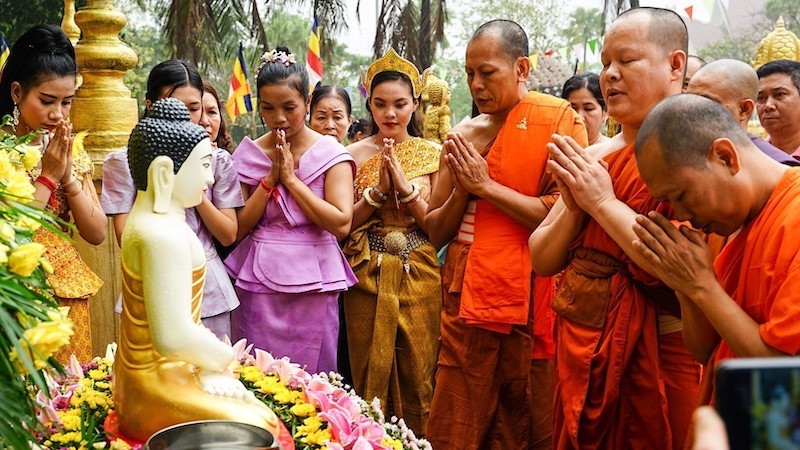 Ритуал купания Будды на празднике Чаул Чам Тхмей. Фото: ВИА