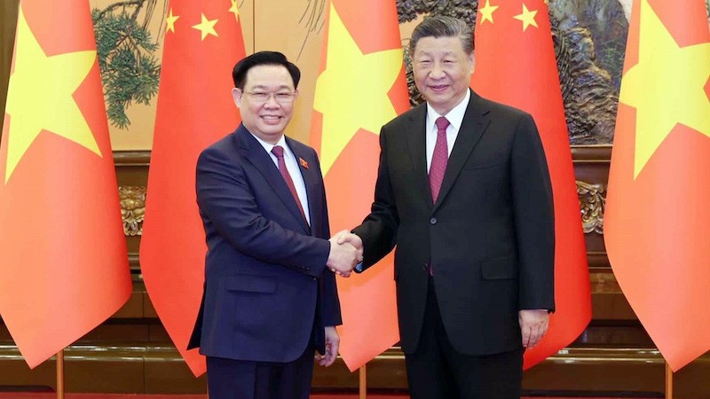 Председатель НС Выонг Динь Хюэ и Генеральный секретарь ЦК КПК, Председатель Китая Си Цзиньпин. Фото: quochoi.vn