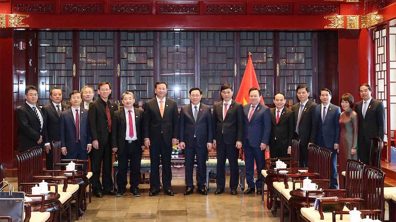 Председатель НС Выонг Динь Хюэ и руководители Китайской железнодорожной строительной корпорации. Фото: ВИА