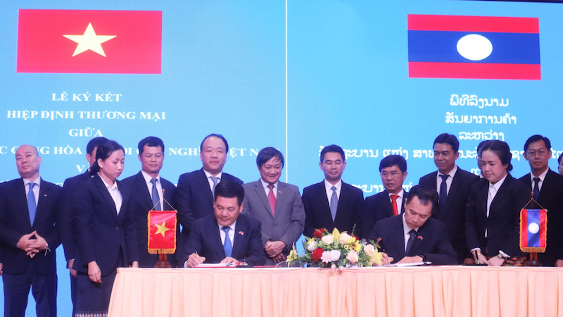 Церемония подписания нового торгового соглашения между Вьетнамом и Лаосом. Фото: moit.gov.vn