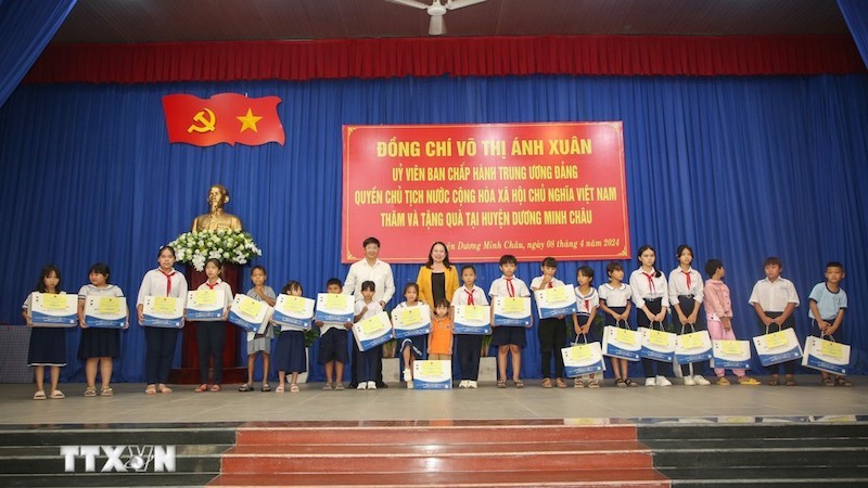 И.о. Президента Во Тхи Ань Суан вручает подарки детям в провинции Тэйнинь. Фото: ВИА