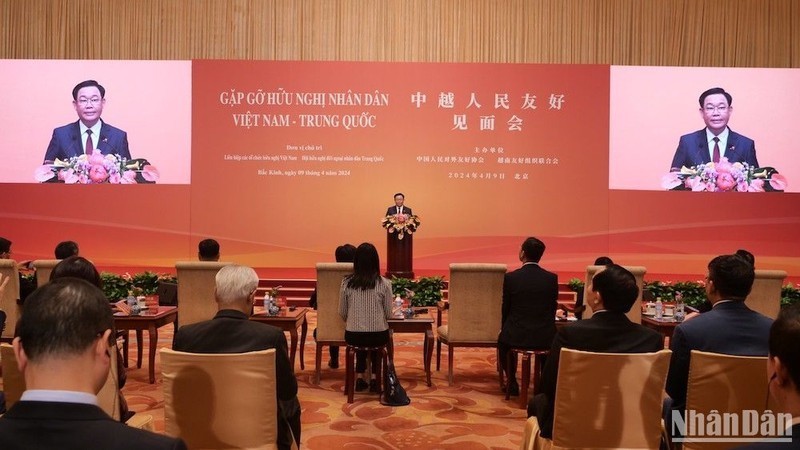 Председатель НС Выонг Динь Хюэ выступает на встрече.