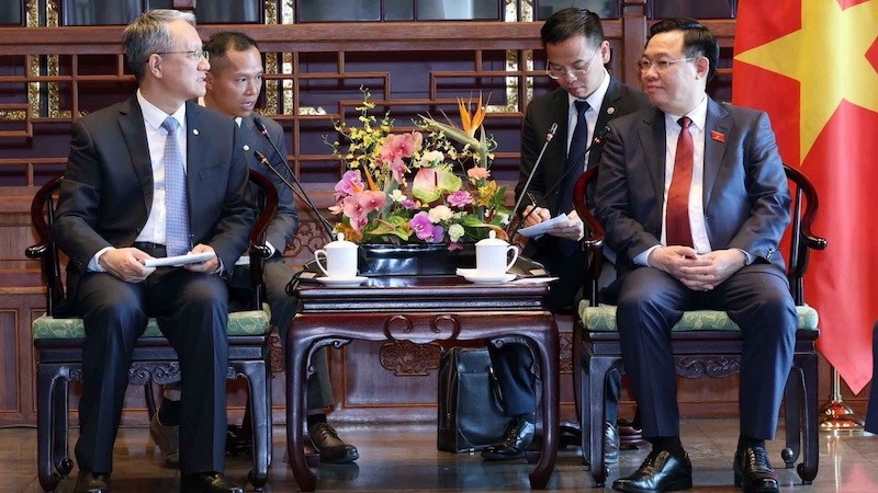 Председатель НС Выонг Динь Хюэ и Генеральный директор корпорации «Power China» Ван Бинь. Фото: ВИА