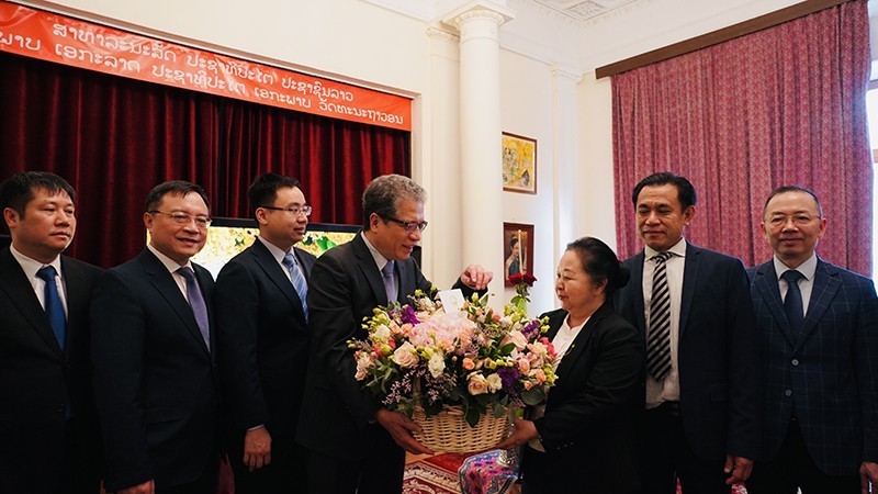 Посол Вьетнама в России Данг Минь Кхой вручает цветы Послу Лаоса Вилаван Йиапохэ. Фото: Тхюи Ван