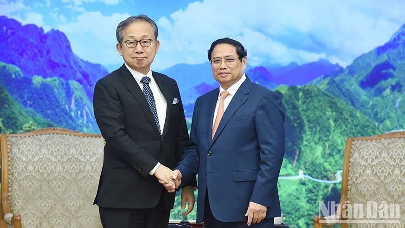 Премьер-министр Фам Минь Тьинь и Посол Японии во Вьетнаме Ямада Такио. Фото: Чан Хай