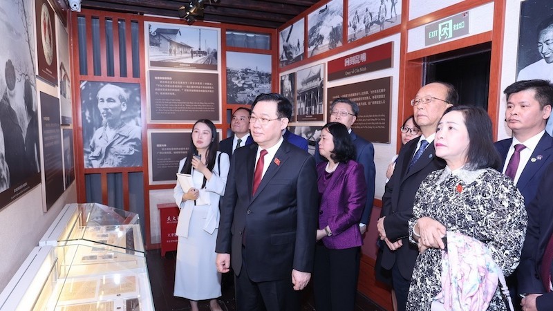 Председатель НС Выонг Динь Хюэ и члены делегации посещают комплекс исторических памятников Президента Хо Ши Мина. Фото: ВИА