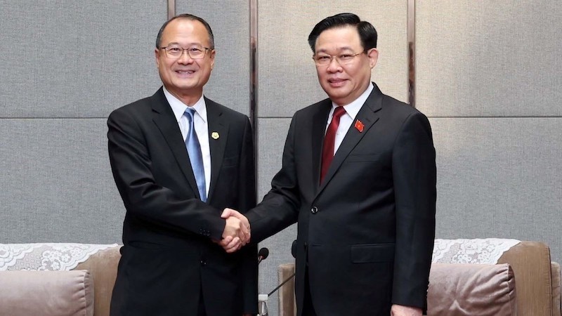 Председатель НС Выонг Динь Хюэ и Председатель корпорации SUNWAH Джонатан Чой. Фото: ВИА