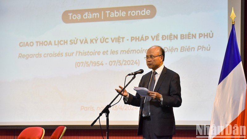 Посол Вьетнама в Франции Динь Тоан Тханг выступает на мероприятии. Фото: Минь Зюи