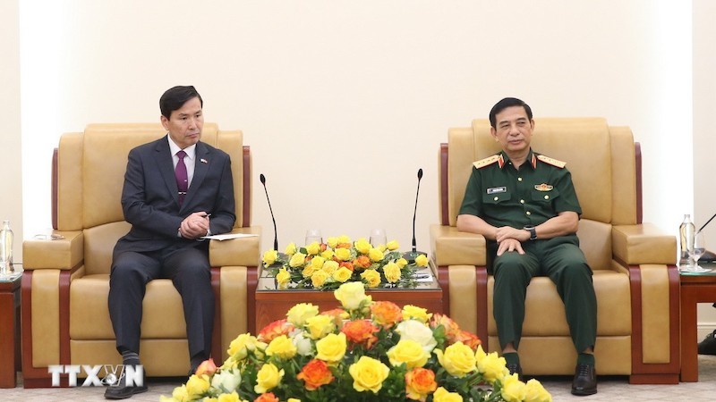 Министр обороны Вьетнама Фан Ван Жанг и Замминистр обороны Республики Корея Ким Сон Хо. Фото: ВИА