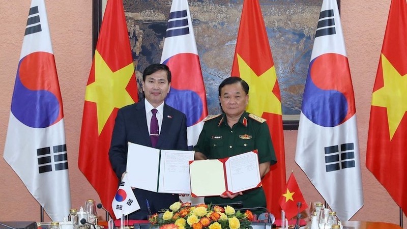 Замминистра обороны Вьетнама Хоанг Суан Тьиен и Замминистра обороны Республики Корея Ким Сон Хо. Фото: ВИА