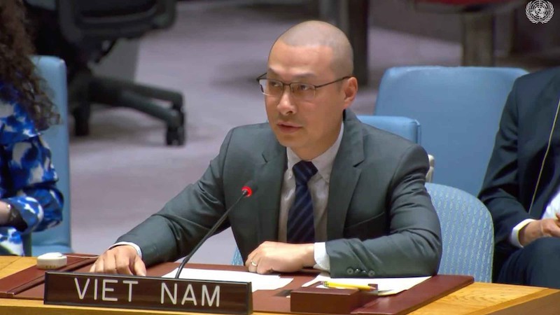 Временный поверенный в делах постоянной миссии Вьетнама при ООН, советник-посланник Нгуен Хоанг Нгуен выступает на заседании. Фото: baoquocte.vn