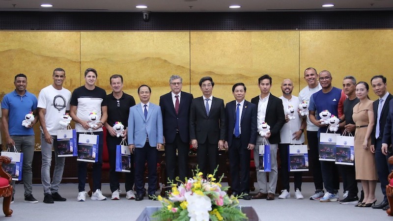 Руководители Дананг, Посол Бразилии во Вьетнаме Марко Фарани и бразильские футболисты. Фото: ВИА