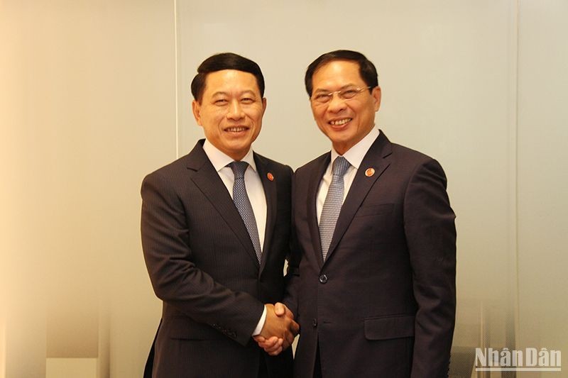 Министр иностранных дел Буй Тхань Шон и Вице-премьер, Министр иностранных дел Лаоса Салэмсай Коммасит. Фото: Кхай Хоан