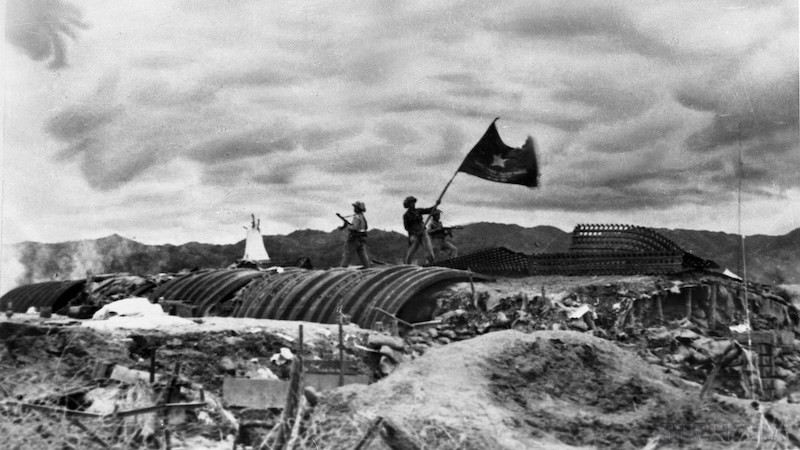 7 мая 1954 года весь укрепленный лагерь противника в Дьенбьенфу был уничтожен нашими войсками. Флаг «С решимостью сражаться, с решимостью одержать победу» развевается над командным блиндажом генерала де Кастри. Фото: ВИА