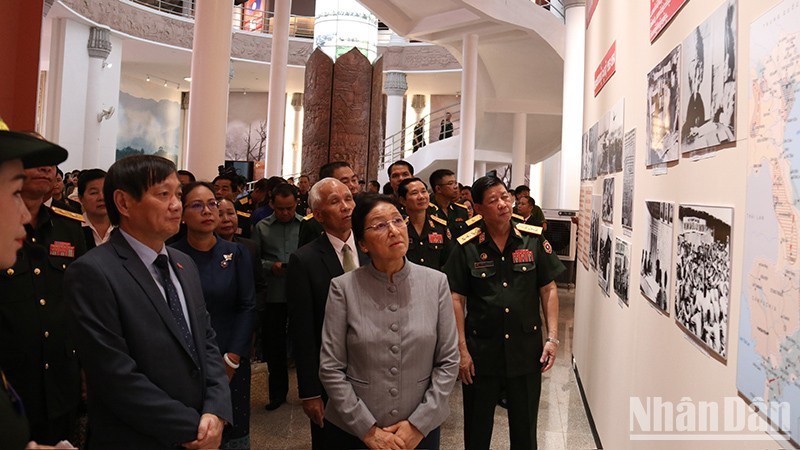 На выставке представлены 200 ценных документальных фотографий. Фото: Чинь Зунг