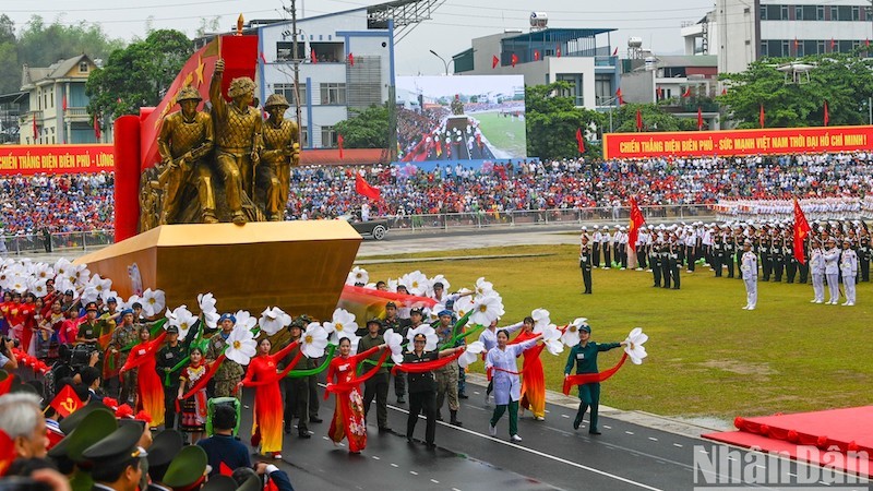 Парад, посвященный 70-летию победы в битве при Дьенбьенфу. 