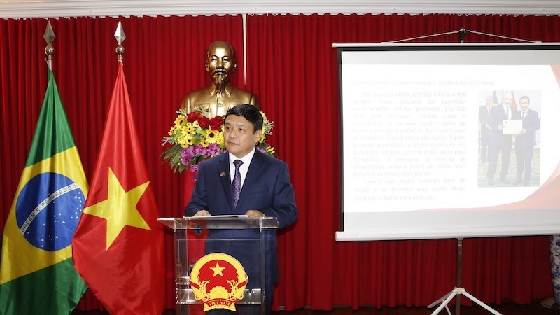 Посол Вьетнама в Бразилии Буй Ван Нги выступает на церемонии. Фото: ВИА