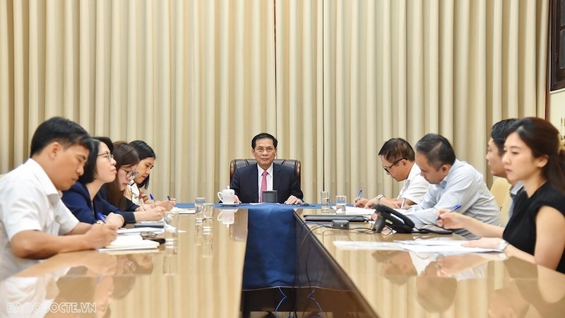Министр Буй Тхань Шон на телефонном разговоре с Министром иностранных дел Великобритании Дэвидом Кэмероном. Фото: baoquocte.vn