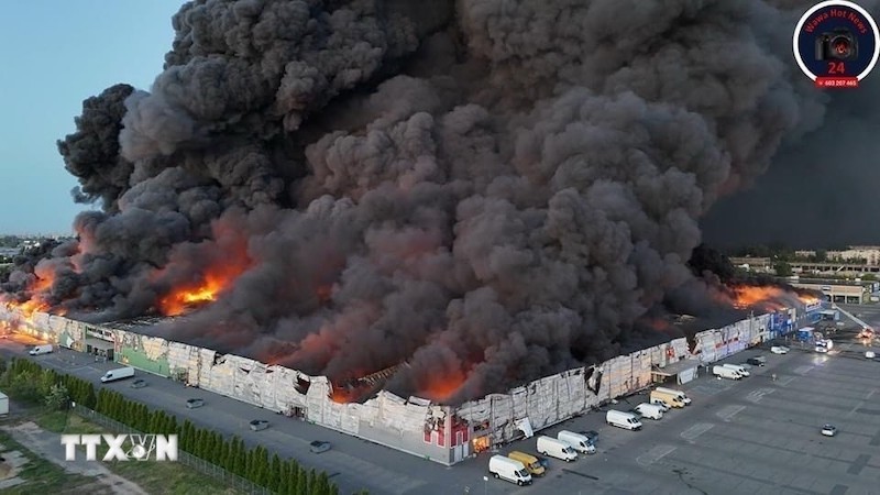 Пожар произошел 12 мая в торговом центре на ул. Маривильской, 44, в Варшаве. Фото: ВИА