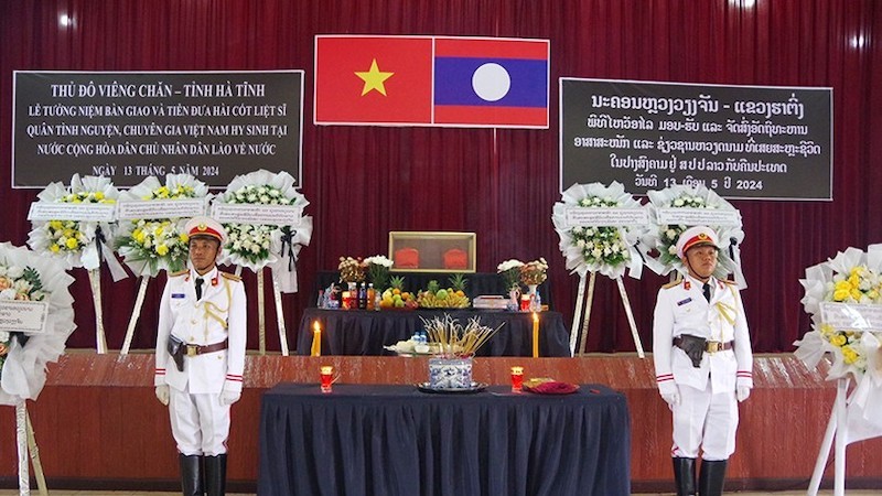 Церемония передачи останков вьетнамских бойцов. Фото: baohatinh.vn