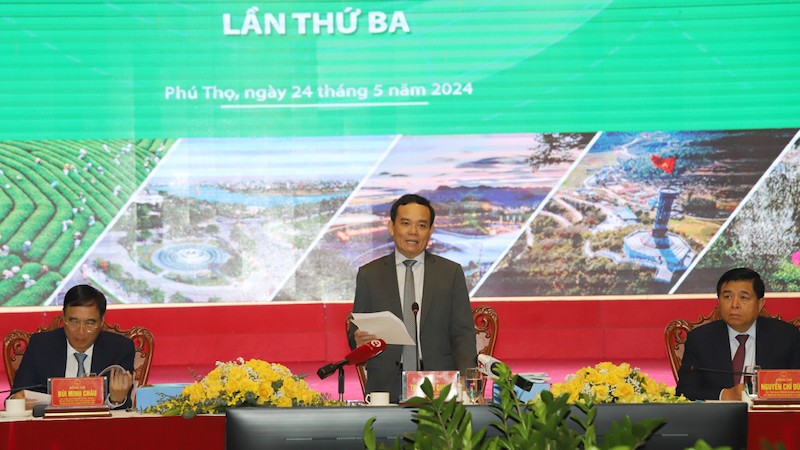 Вице-премьер Чан Лыу Куанг выступает на конференции.