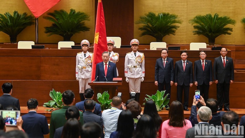 Церемония вступления в должность Президента То Лама.