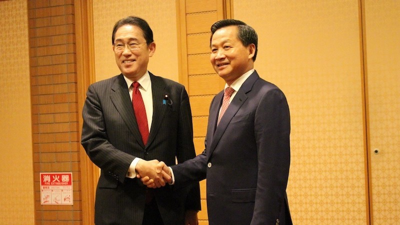 Вице-премьер Ле Минь Кхай и Премьер-министр Японии Кисида Фумио. Фото: ВИА