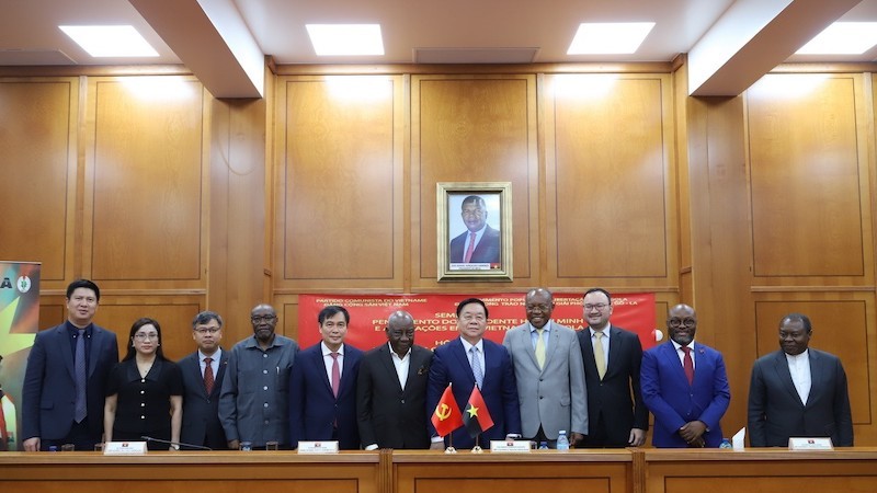 Делегация Отдела ЦК КПВ по пропаганде и политическому воспитанию и руководители MPLA на конферецнии. Фото: ВИА