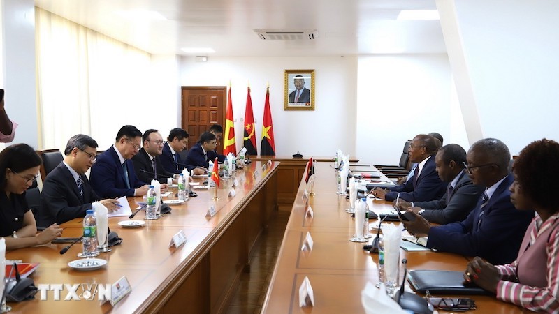 Переговоры между товарищем Нгуен Чонг Нгиа и руководителями партии MPLA. Фото: ВИА