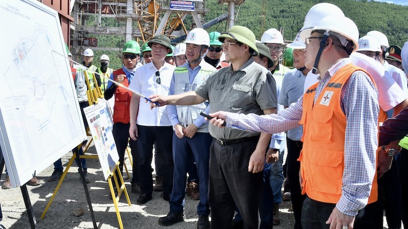 Премьер-министр Фам Минь Тьинь посещает строительную площадку тепловой электростанции Куангчать I.