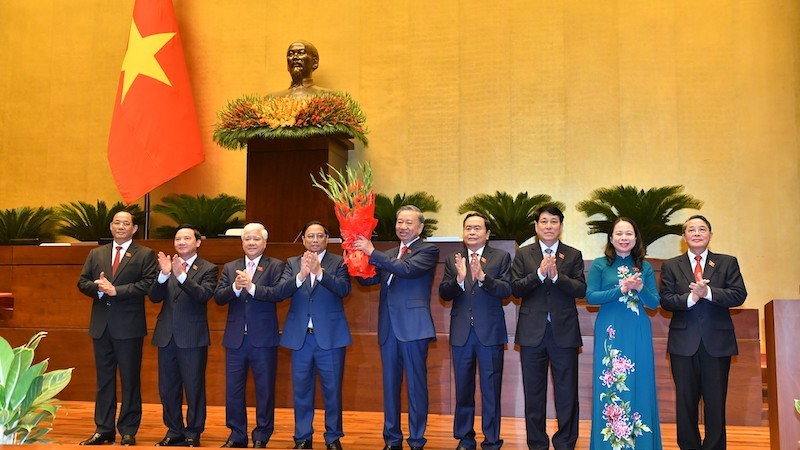 Руководители Партии и Государства поздравляют товарища То Лама с избранием на пост Президента Вьетнама.