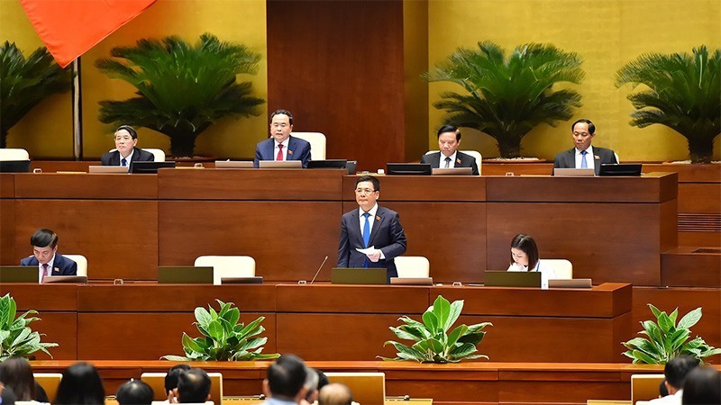 Министр промышленности и торговли Нгуен Хонг Зиен отвечает на вопросы депутатов НС.