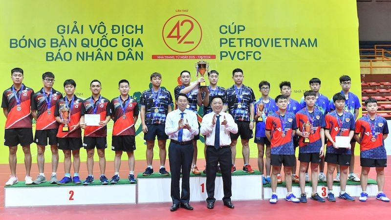 Церемония вручения медалей и кубков победителям в мужской командной категории.