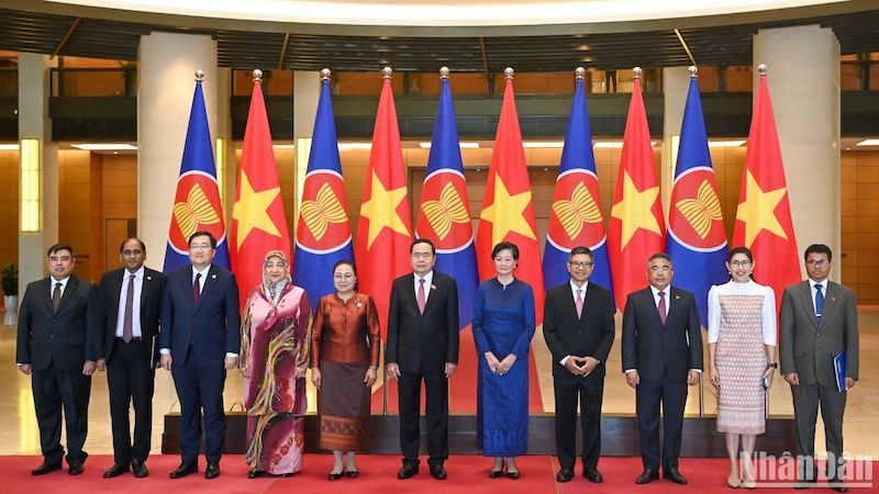 Председатель НС Чан Тхань Ман и послы, поверенные в делах стран АСЕАН и Восточного Тимора. Фото: Зюи Линь