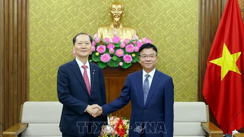 Вице-премьер, Министр юстиции Ле Тхань Лонг и Министр законодательства Южной Кореи Ли Ван Гю. Фото: ВИА